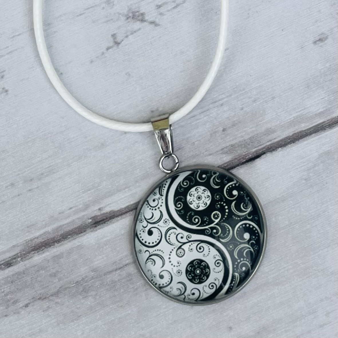 Yin-Yang Glaslinsenanhänger Weiß