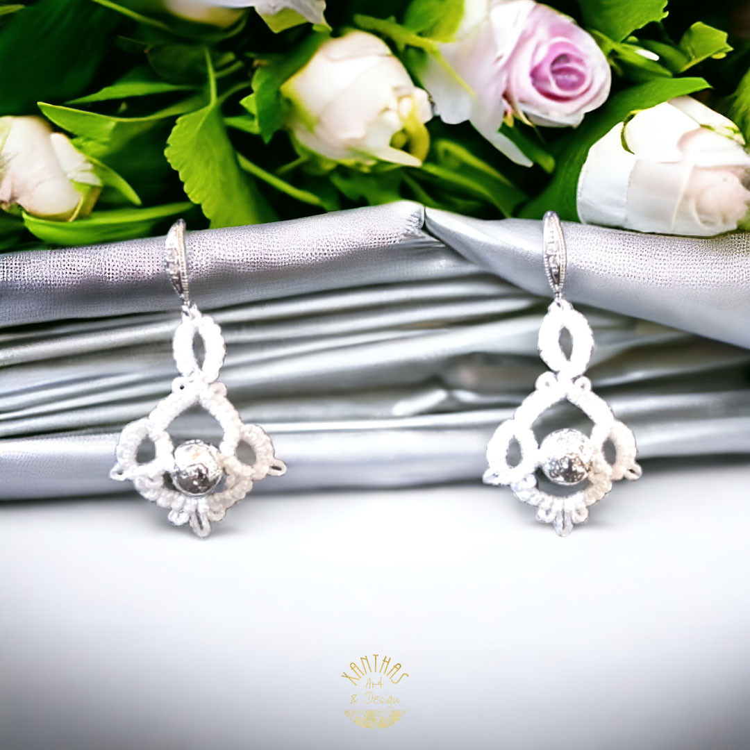 Ohrhänger Pauline, weiß m. galv. Lavaperlen