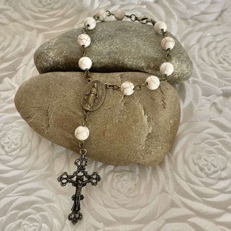 Auto Rosenkranz für Rückspiegel mit Howlith Edelstein