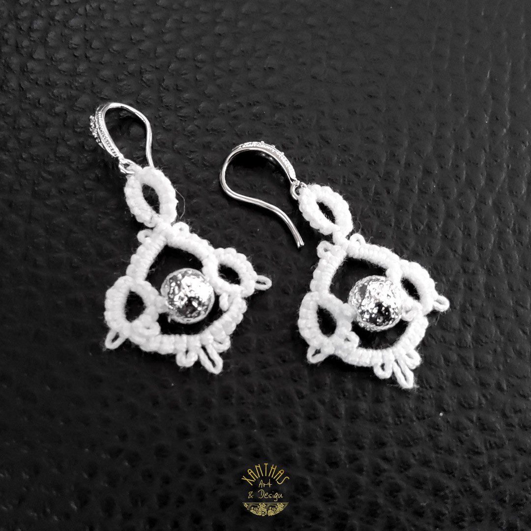 Ohrhänger Pauline, weiß m. galv. Lavaperlen